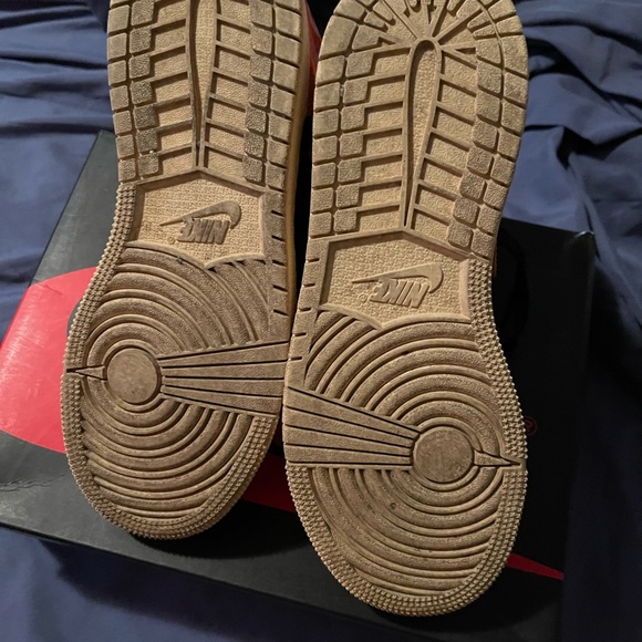 Black and orange retro Jordan’s - Picture 3 of 3